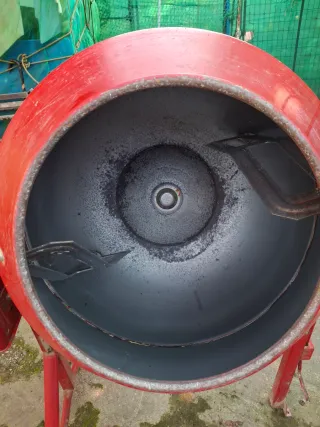 Hormigonera eléctrica roja