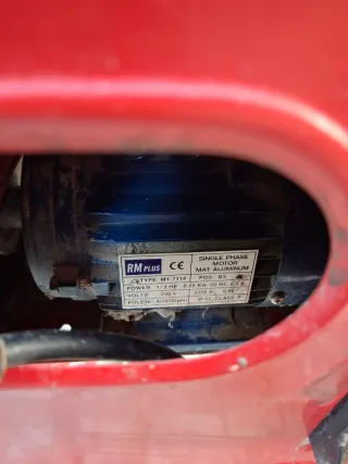 Hormigonera eléctrica roja