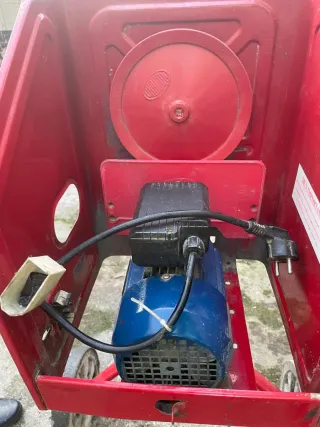 Hormigonera eléctrica roja