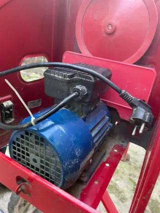 Hormigonera eléctrica roja