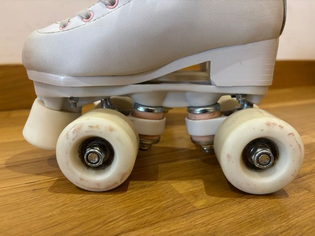 Patines de patinaje blancos y rosas