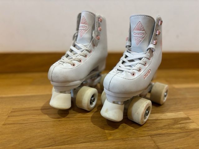 Patines de patinaje blancos y rosas