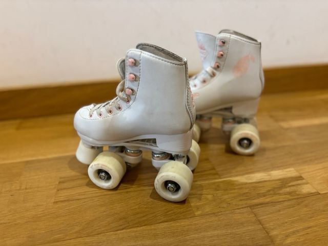 Patines de patinaje blancos y rosas