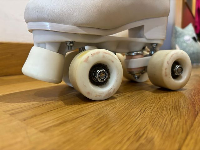 Patines de patinaje blancos y rosas