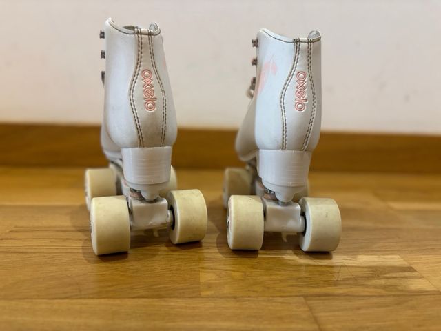 Patines de patinaje blancos y rosas