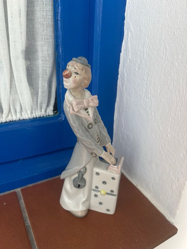 Figura de porcelana payaso con maleta