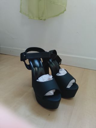 Zapatos de tacón negros nuevos