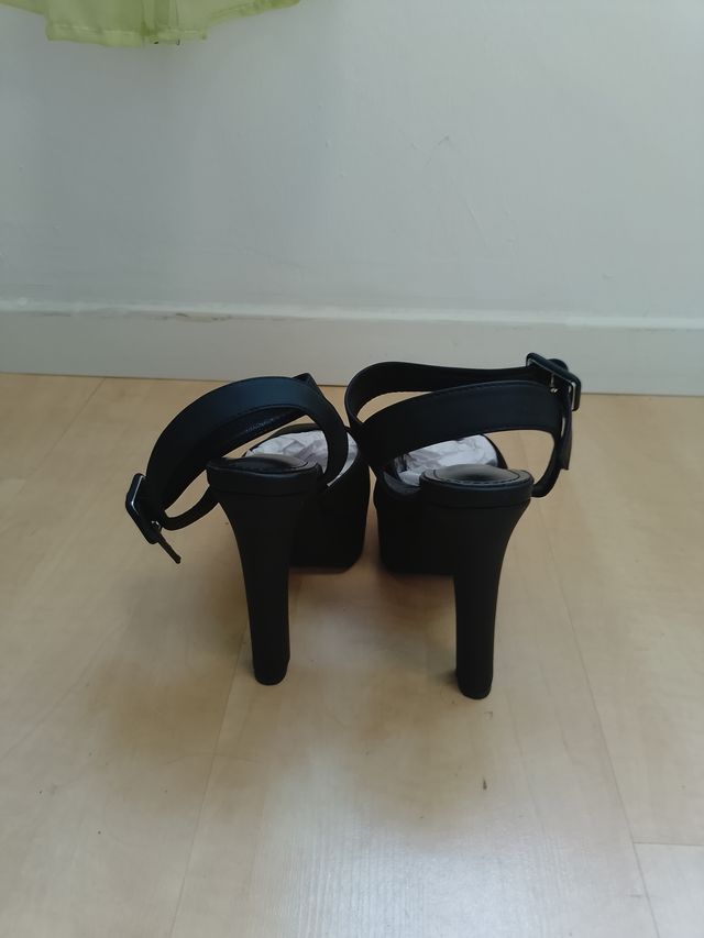 Zapatos de tacón negros nuevos