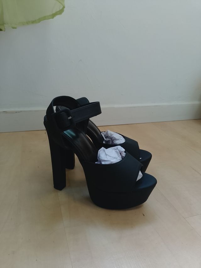 Zapatos de tacón negros nuevos