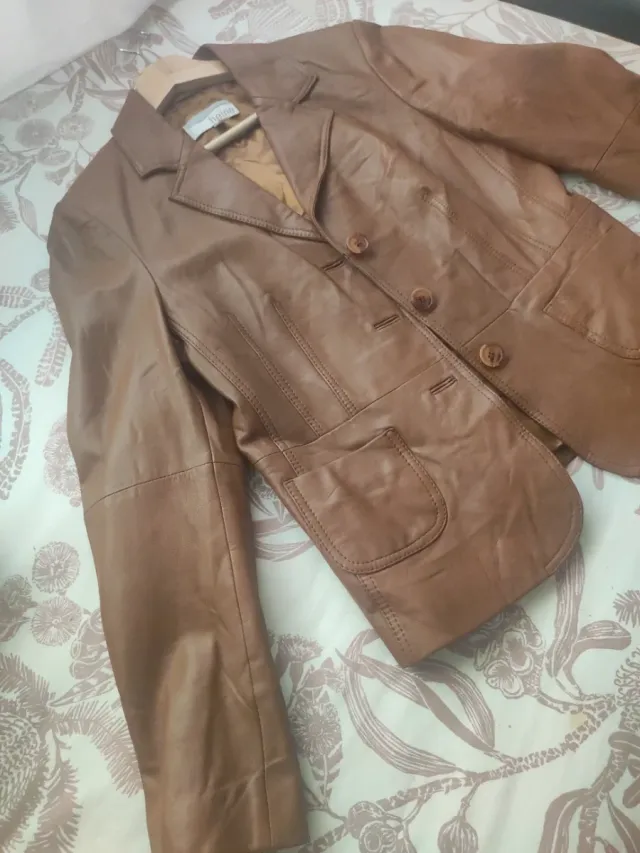 Chaqueta de autentica piel. Talla 38. Marrón.