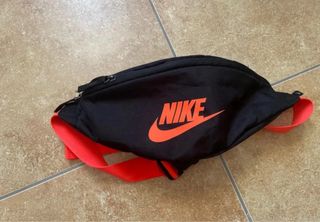 Riñonera Nike Negra y Naranja