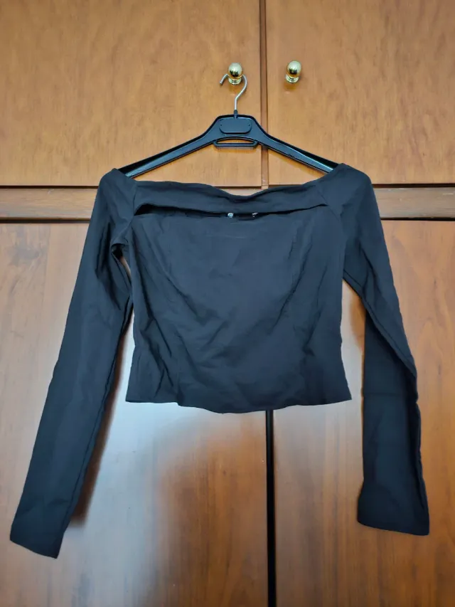 Top Bershka manga larga escote barco negro