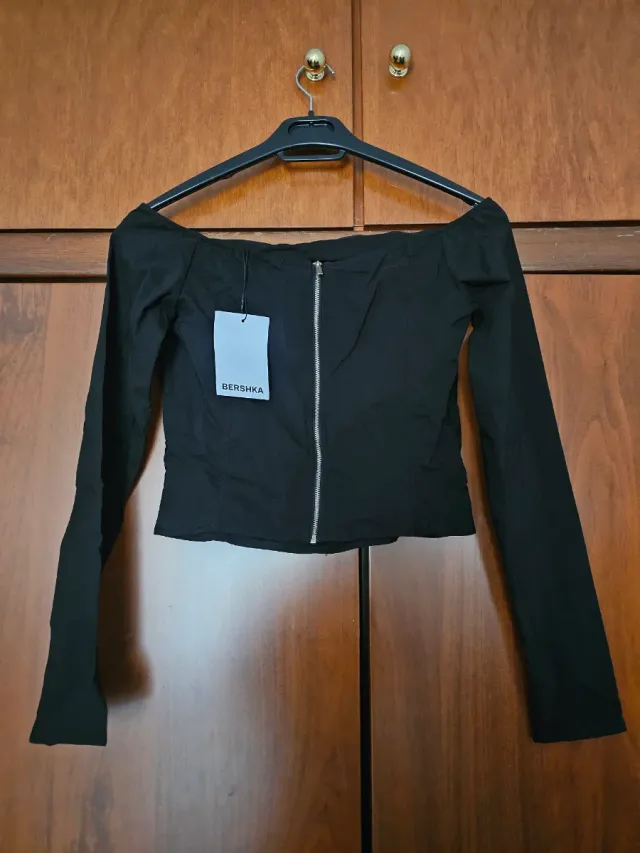 Top Bershka manga larga escote barco negro