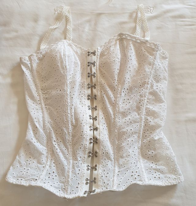 Corpiño blanco con encaje y ganchos