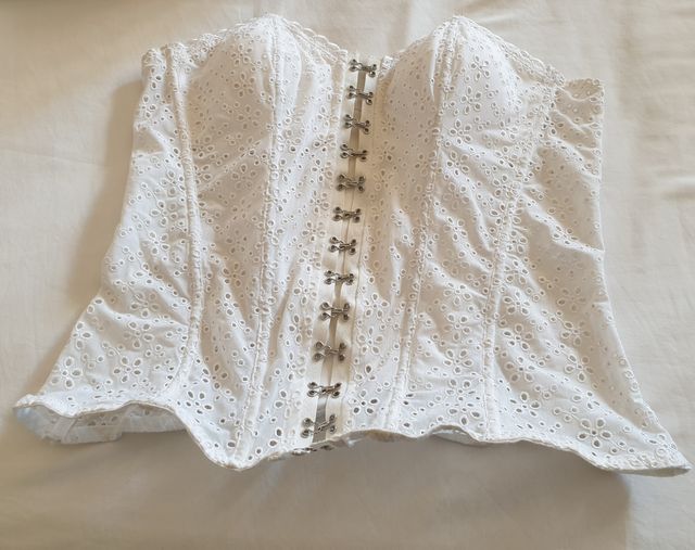 Corpiño blanco con encaje y ganchos