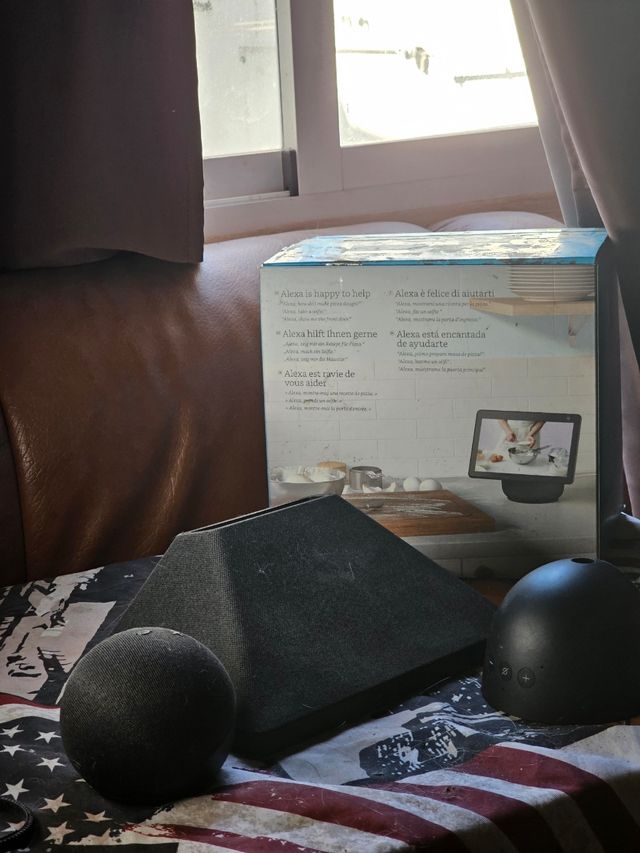 Altoparlanti intelligenti Amazon Echo Show, Spot e Dot 