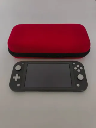 Nintendo Switch Lite grigia + cover rossa
