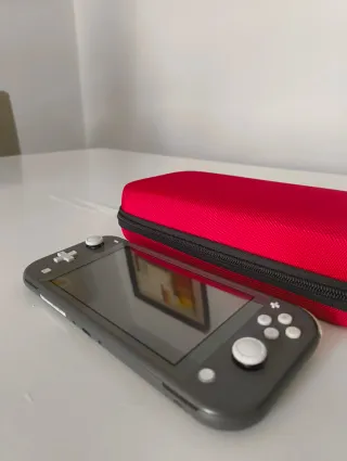 Nintendo Switch Lite grigia + cover rossa
