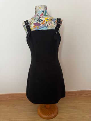 Vestido negro Bershka con tirantes