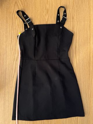 Vestido negro Bershka con tirantes