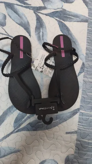 Zapatillas Ipanema Talla 38 Negras Rosas, nuevas.