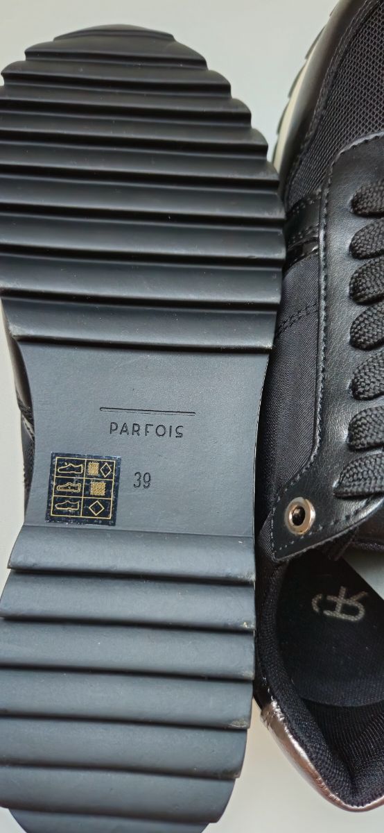 Zapatillas Negras y Plateadas