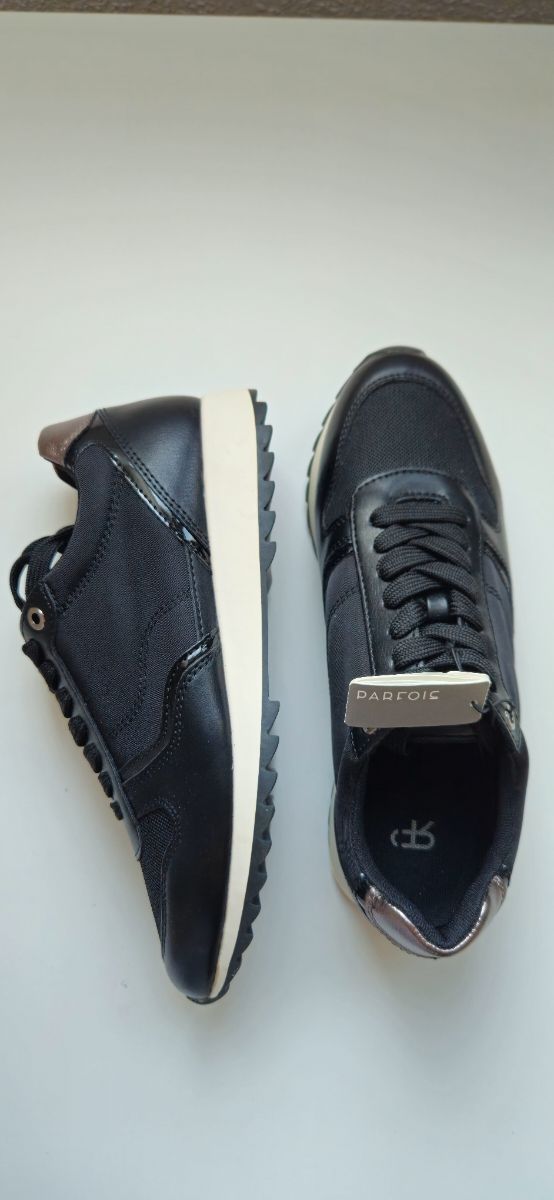 Zapatillas Negras y Plateadas