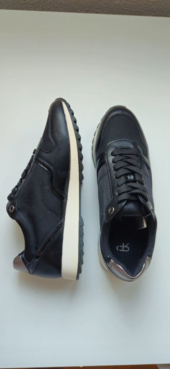 Zapatillas Negras y Plateadas