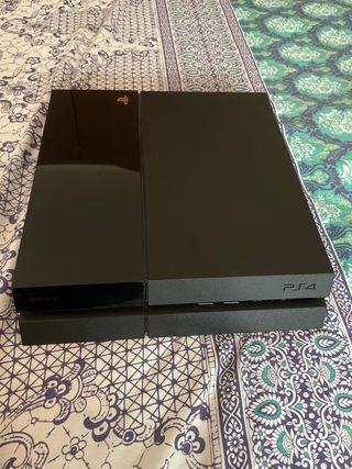 PS4 con 2 mandos y juegos