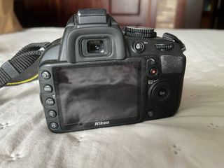 Cámara Nikon D3100 con objetivo
