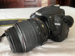 Cámara Nikon D3100 con objetivo
