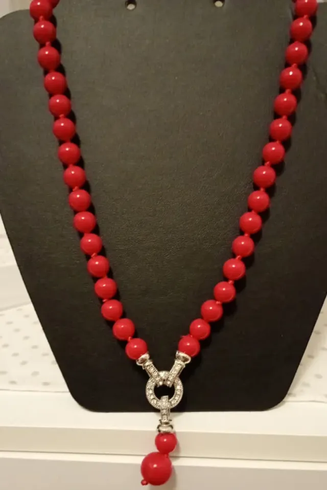 Collana con perle rosse e chiusura gioiello