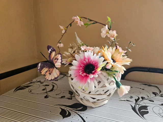 Centro de flores decorativo con mariposa