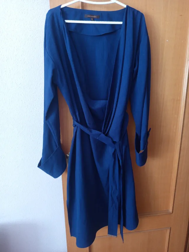 Vestido azul talla 44 pero es pequeño equivale a m