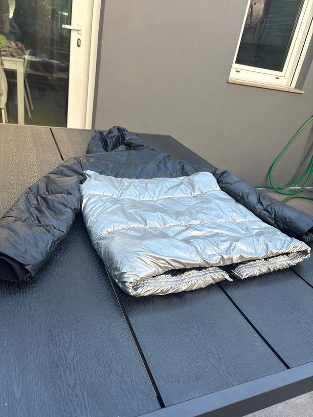 Chaqueta acolchada negra y plateada