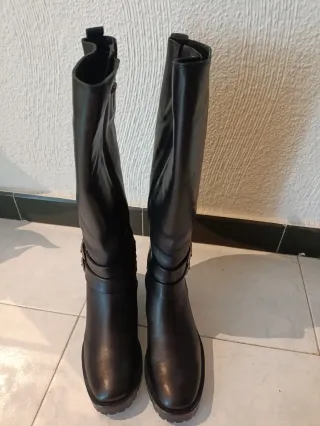 Botas altas de piel negras