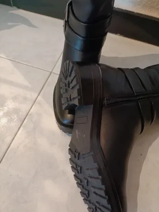 Botas altas de piel negras