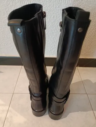 Botas altas de piel negras