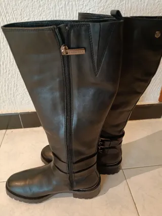 Botas altas de piel negras
