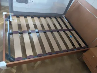 Cama, 2 Mesitas y Estantería