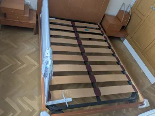 Cama, 2 Mesitas y Estantería