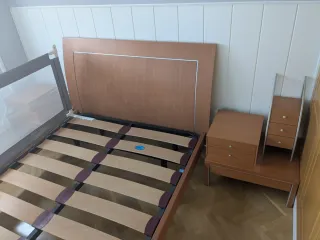 Cama, 2 Mesitas y Estantería