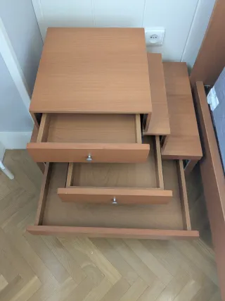 Cama, 2 Mesitas y Estantería