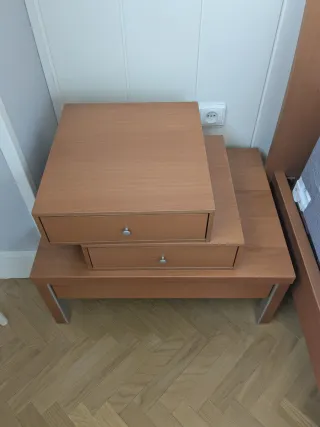 Cama, 2 Mesitas y Estantería