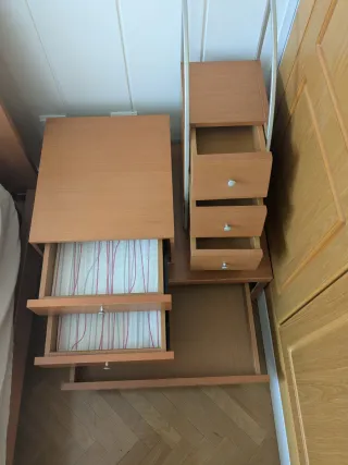 Cama, 2 Mesitas y Estantería