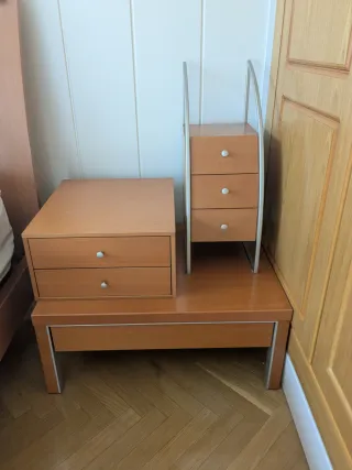 Cama, 2 Mesitas y Estantería