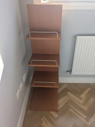 Cama, 2 Mesitas y Estantería