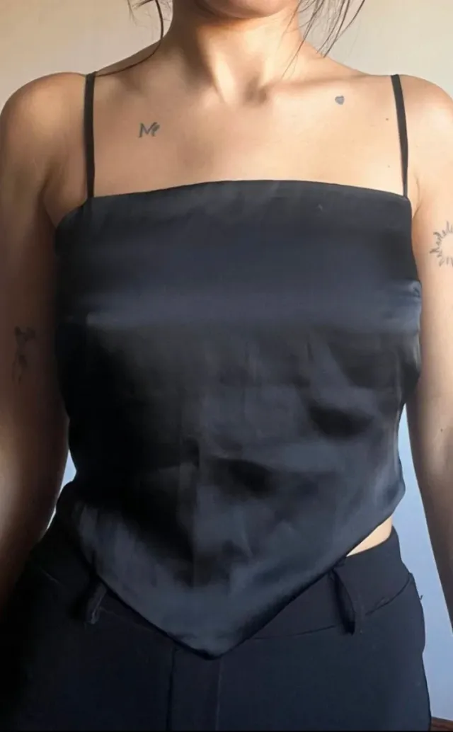 Top satén negro tirantes