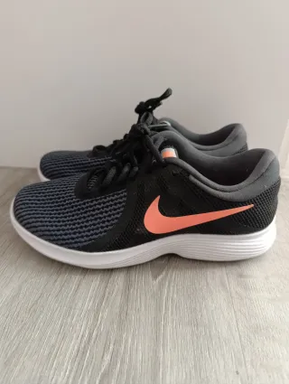 Zapatillas Nike Negras y Naranjas