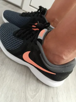 Zapatillas Nike Negras y Naranjas